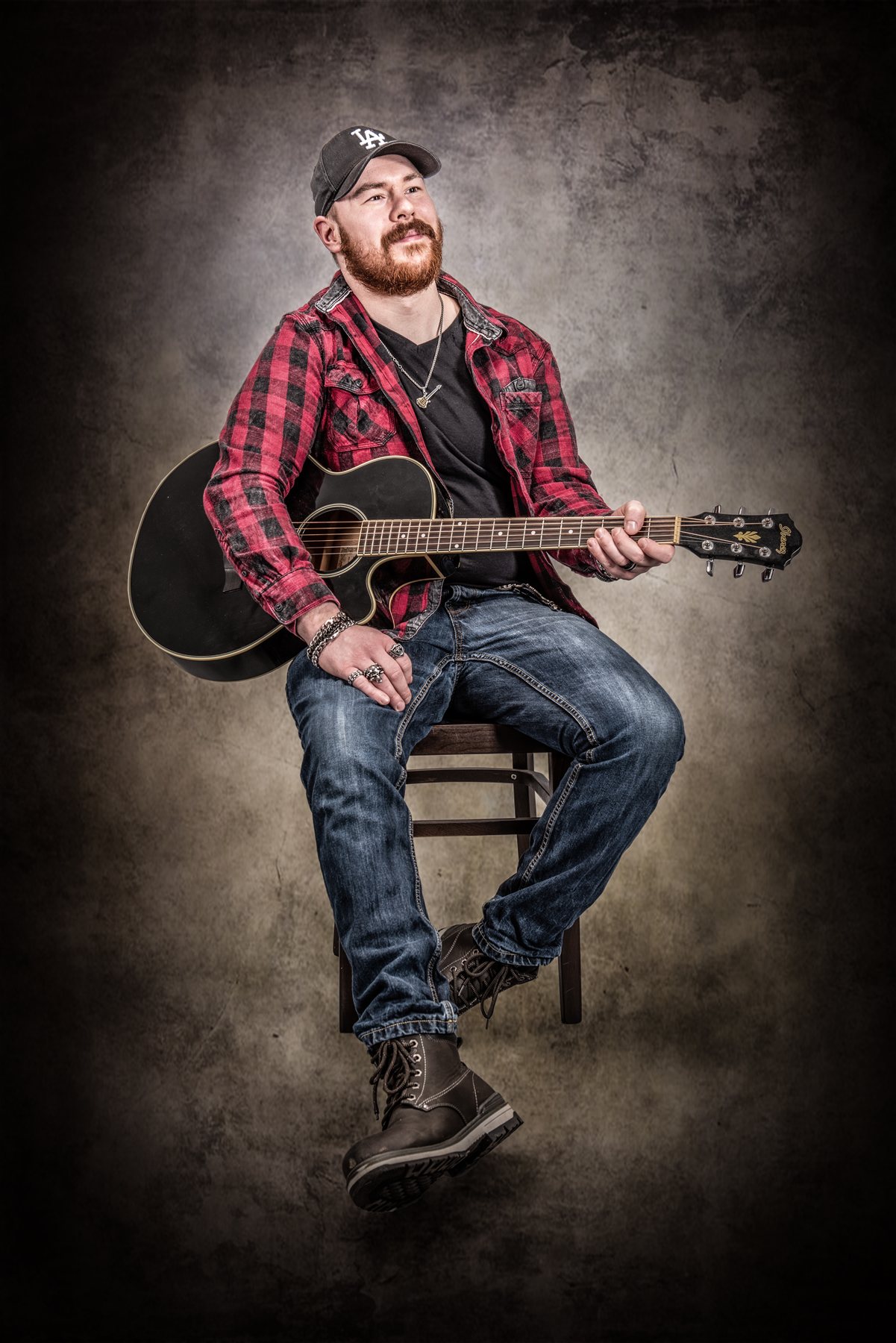 Da Miche, bayrischer Singer/Songwriter, mit Akustikgitarre – Pressefoto